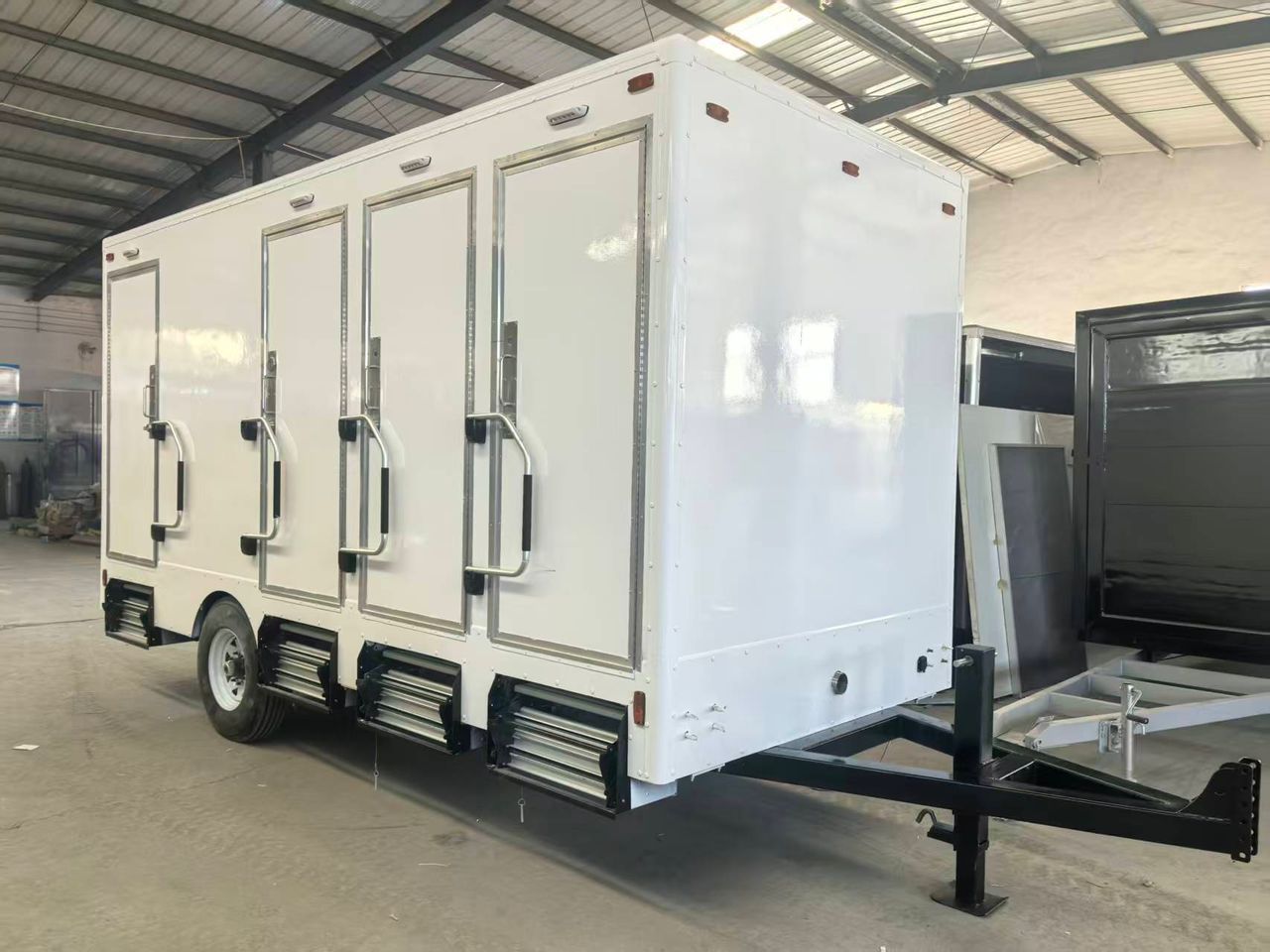 RF-4 – Luxury Restroom Trailer