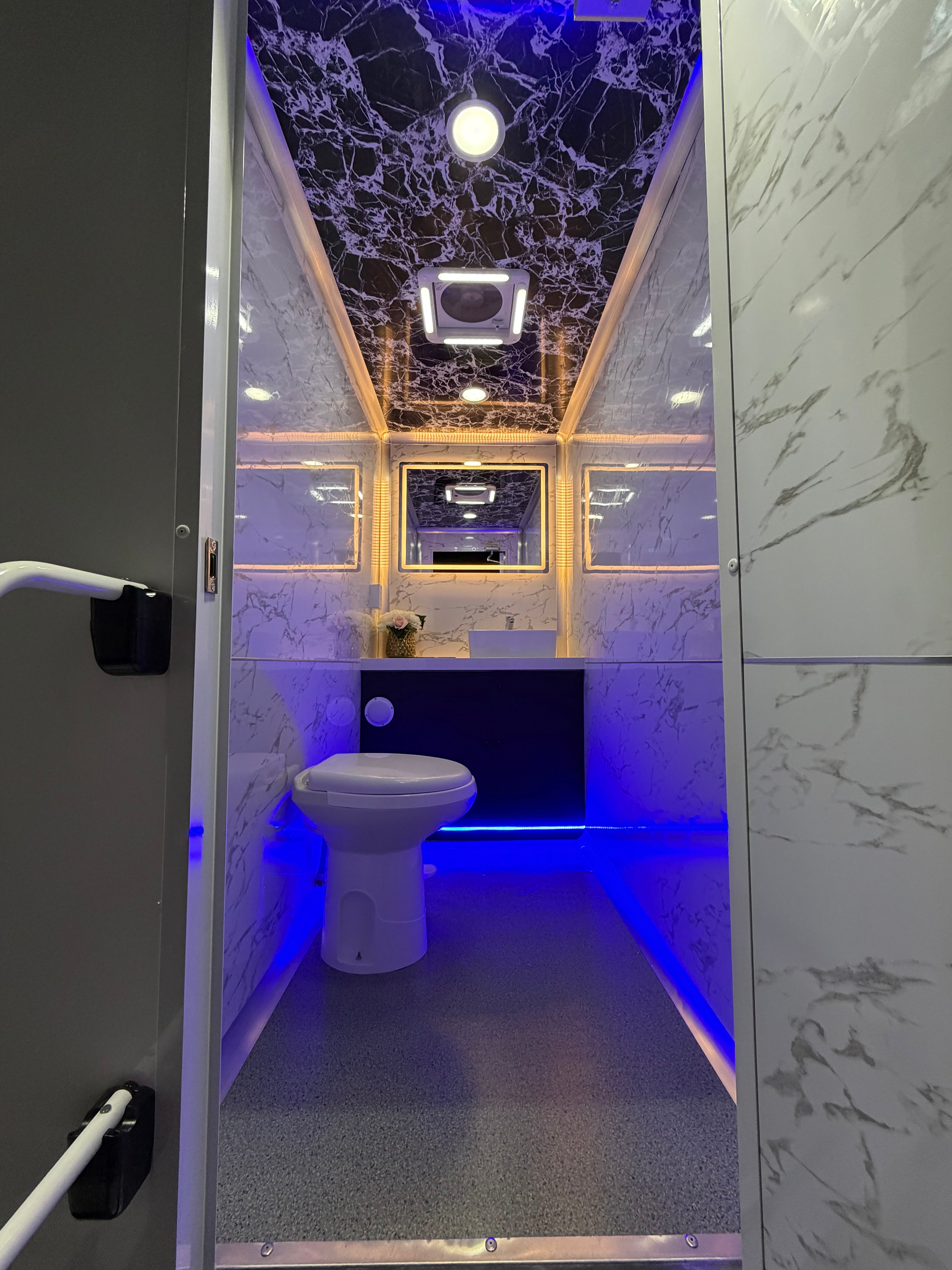 RF-3 – Luxury Restroom Trailer
